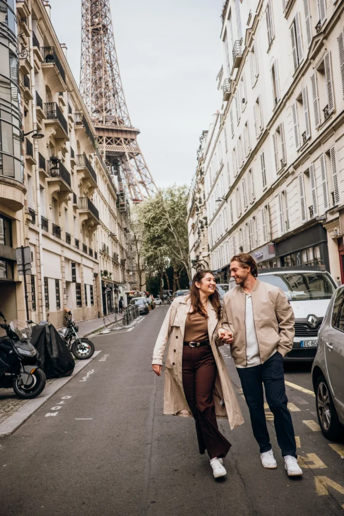 Unposed couple photos in Paris