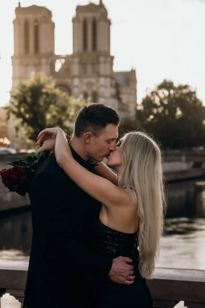 Couple kissing in front of Notre Dame