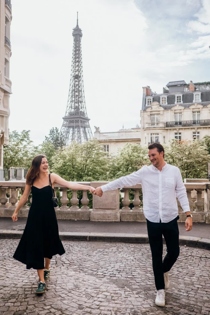 Candid couple photography in Paris