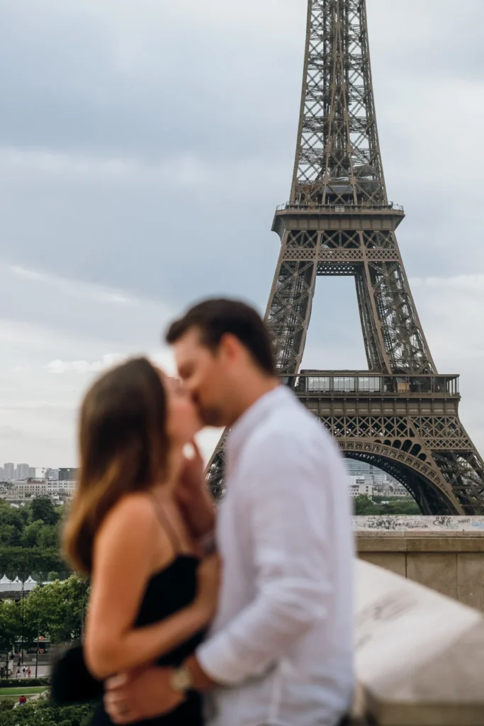 Creative couple photos Paris