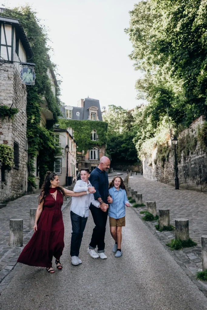 Candid family photos in Montmatre