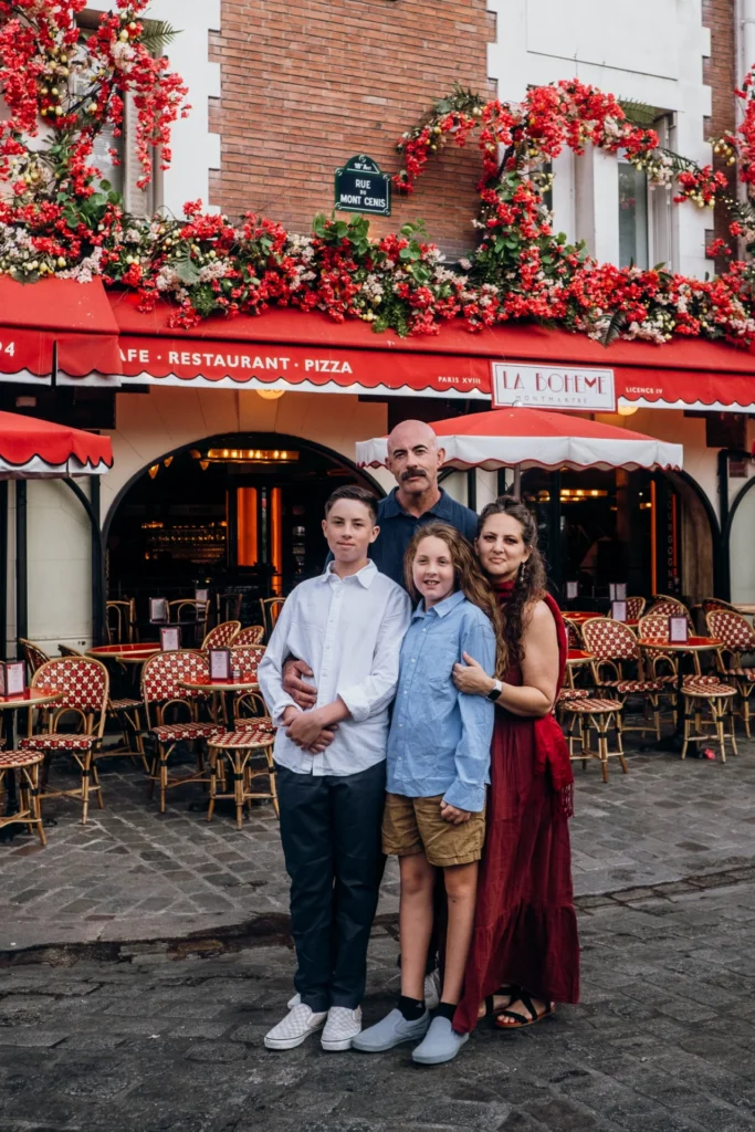 Family photoshoot in front of a Parisian cafe