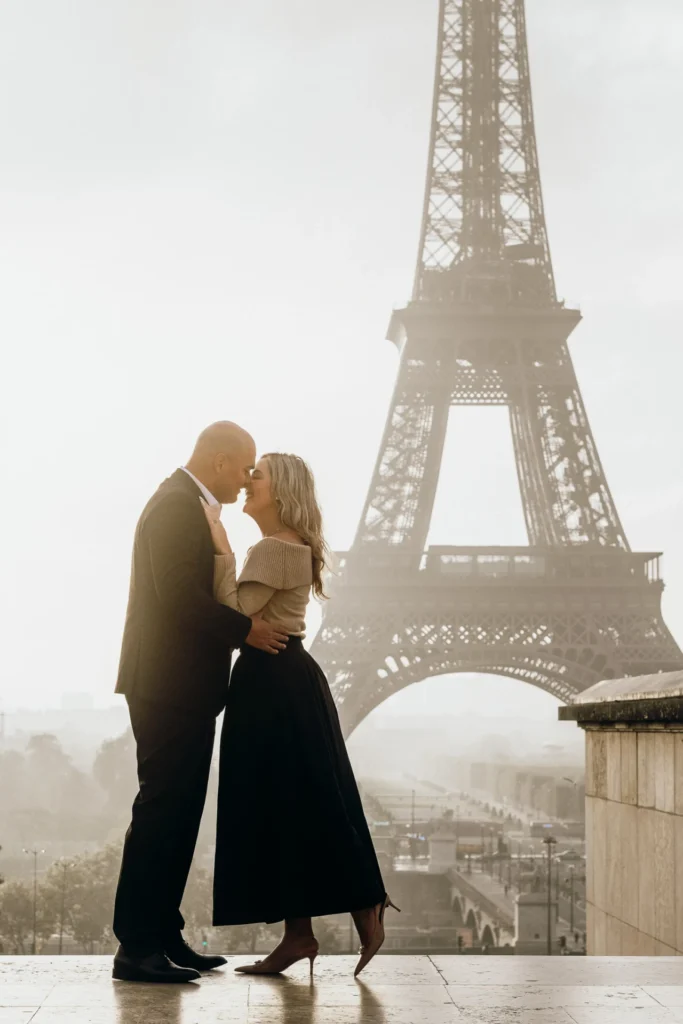 Romantic couple photos in Paris