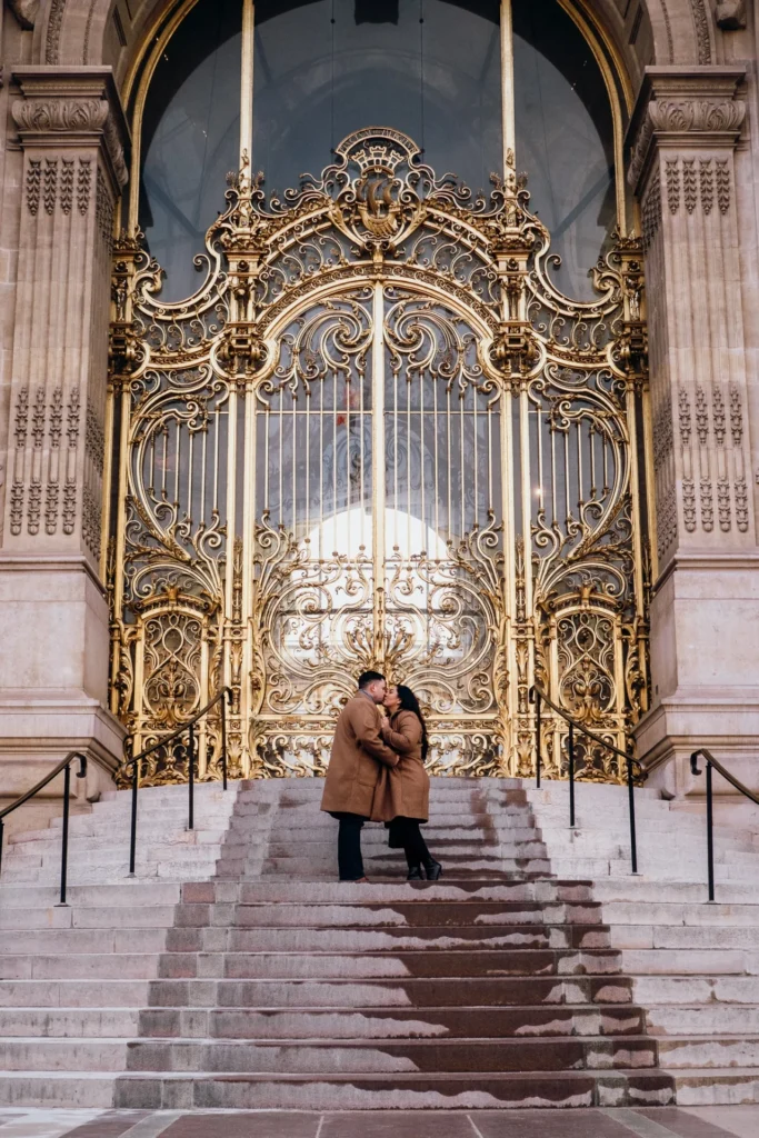 Couple photoshoot in front of the Petit Palais in Paris