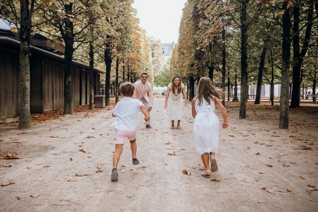 Fun family photos in Paris