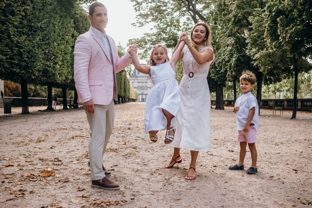 Candid family photos at the Tuileries garden