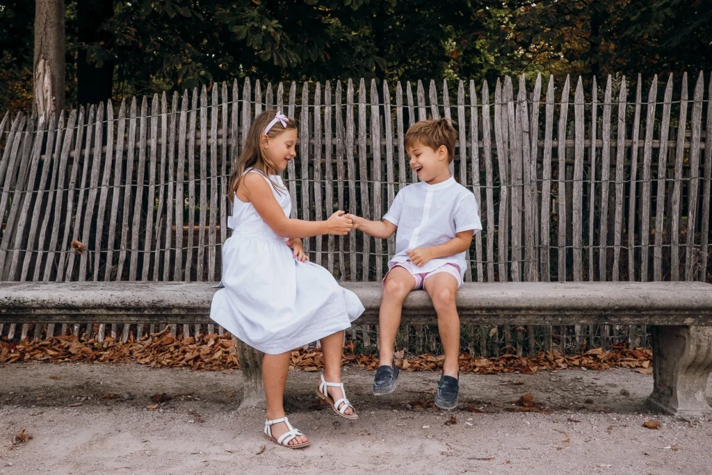 Candid family photos in Paris