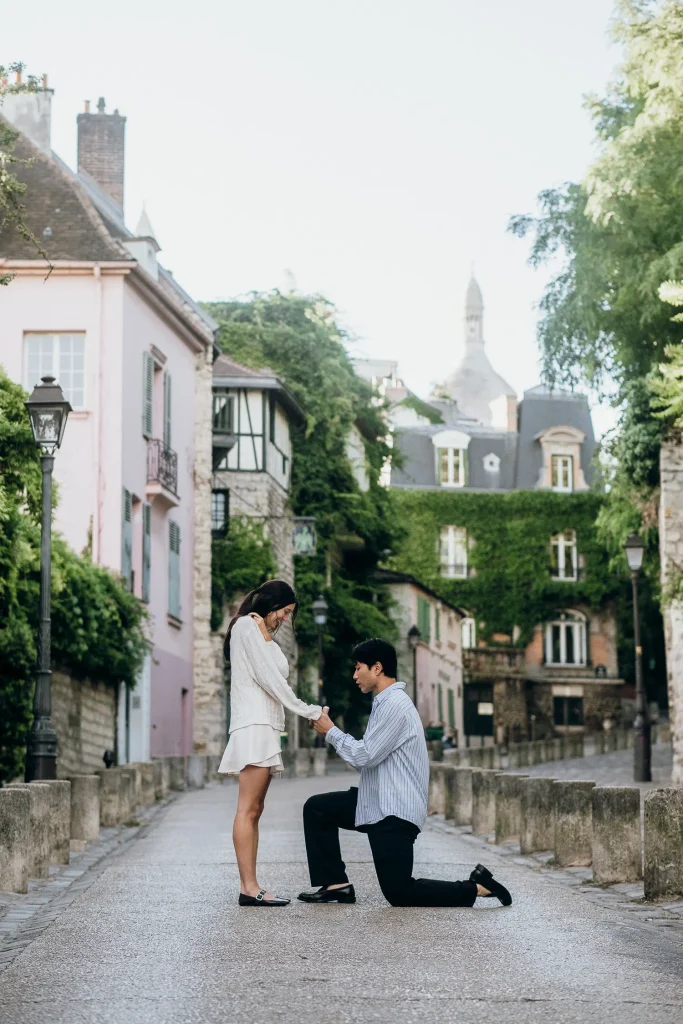 Surprise proposal photographer Paris at Montmartre