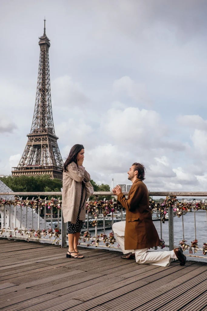 Surprise proposal photographer Paris at the Passerelle Debilly bridge
